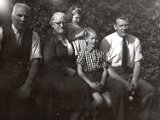 Familiealbum Sdb021 2  1948 07 Sommerferien juli 1948. Bænken brød sammen efter dette billede